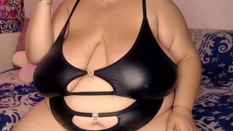 Snapshot of sweettm chatting on 10/22/25, 08:30 Maya online show from 10/22/25, 08:30