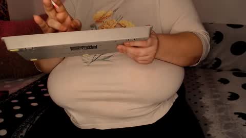 Snapshot of sweettm chatting on 11/20/25, 10:26 Maya online show from 11/20/25, 10:26