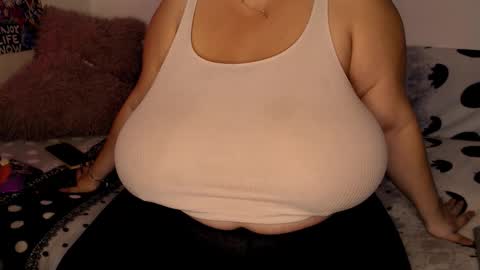 Snapshot of sweettm chatting on 11/22/25, 08:35 Maya online show from 11/22/25, 08:35