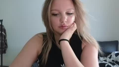 Snapshot of sweety_bettyyy chatting on 07/27/26, 10:55 Betty online show from 07/27/26, 10:55