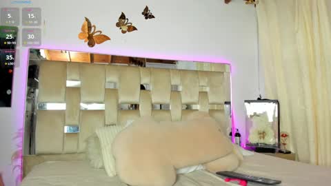  independent model  online show from 09/17/25, 10:33