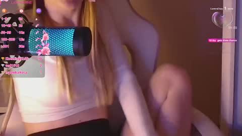 Snapshot of sydney_max chatting on 10/10/25, 02:21 Milena online show from 10/10/25, 02:21