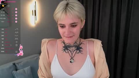 Snapshot of sylviacook chatting on 12/21/25, 02:46 Maria online show from 12/21/25, 02:46