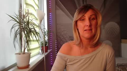 Sylvia online show from 04/23/26, 06:58