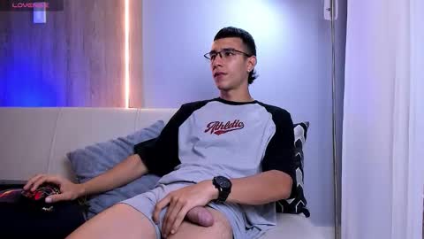 Snapshot of symonprince chatting on 11/30/25, 01:09 420 Forever online show from 11/30/25, 01:09