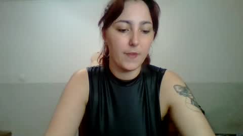 Snapshot of syssipisi chatting on 09/10/25, 03:01 Sarah online show from 09/10/25, 03:01