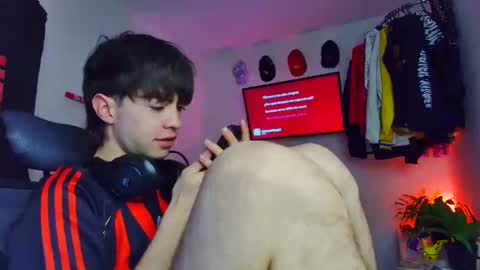 Snapshot of t0n3r chatting on 12/04/25, 03:16 TONER online show from 12/04/25, 03:16