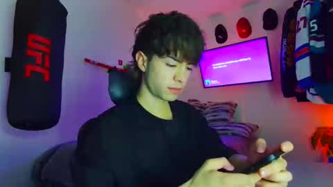 Snapshot of t0n3r chatting on 12/14/25, 02:39 TONER online show from 12/14/25, 02:39