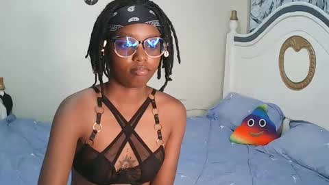 Snapshot of t_okyo chatting on 11/19/25, 02:44 TOKYO online show from 11/19/25, 02:44