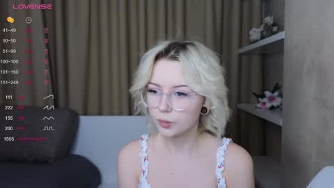 Snapshot of taitatkins chatting on 02/01/25, 05:05 Emily online show from 02/01/25, 05:05