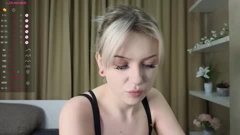 Snapshot of taitatkins chatting on 03/05/25, 09:59 Emily online show from 03/05/25, 09:59