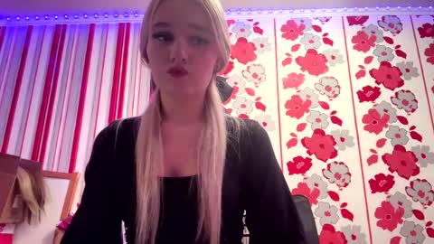 Snapshot of taitebinner chatting on 02/15/26, 06:15 Mia online show from 02/15/26, 06:15