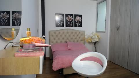 Hi im sara online show from 04/22/26, 01:01