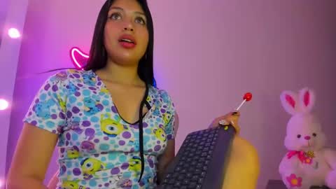 Snapshot of tamara_marquez chatting on 09/22/25, 03:25 SOFIA  online show from 09/22/25, 03:25