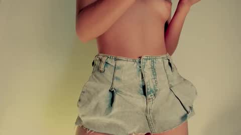 Snapshot of tamarathompsonn chatting on 09/19/25, 03:41 Tamara. online show from 09/19/25, 03:41