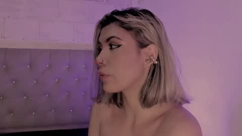 Snapshot of tamarathompsonn chatting on 10/22/25, 01:39 Tamara. online show from 10/22/25, 01:39