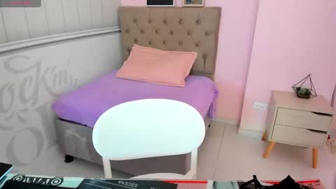 Snapshot of tania_duque chatting on 09/17/25, 01:57 Tania online show from 09/17/25, 01:57