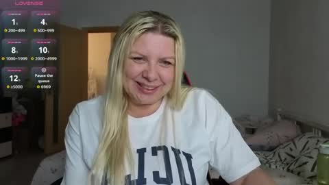 Snapshot of tasha__moon chatting on 06/17/26, 06:31 Tasha Moon online show from 06/17/26, 06:31
