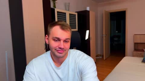 Snapshot of tasty_justin chatting on 04/10/26, 08:46 My shows 2100500 UTC3 online show from 04/10/26, 08:46