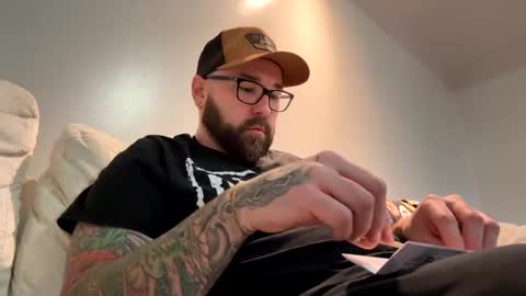 Snapshot of tattedcouple_777 chatting on 12/31/24, 01:57 MrMrs online show from 12/31/24, 01:57