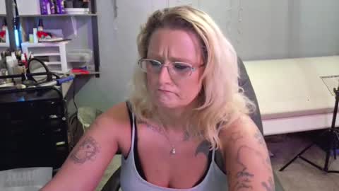 Snapshot of tattooeddirtyteacher chatting on 01/28/25, 11:28 Lisa Lovely online show from 01/28/25, 11:28