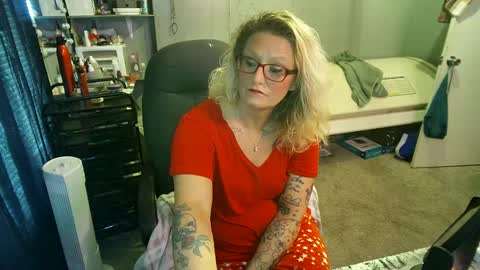 Snapshot of tattooeddirtyteacher chatting on 02/19/25, 06:21 Lisa Lovely online show from 02/19/25, 06:21