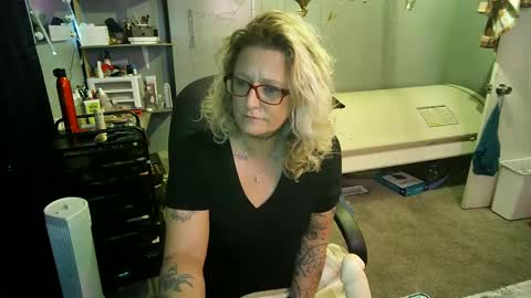 Snapshot of tattooeddirtyteacher chatting on 02/25/25, 12:13 Lisa Lovely online show from 02/25/25, 12:13