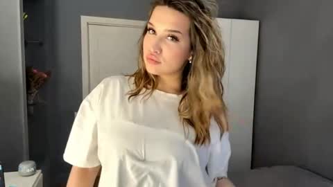 Mia online show from 04/23/26, 10:25