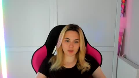 Snapshot of tayla_shy chatting on 06/20/26, 06:33 Tay online show from 06/20/26, 06:33