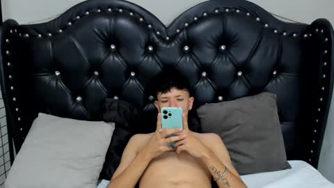 Snapshot of tayler_wells chatting on 03/06/25, 12:10 T A Y L E R online show from 03/06/25, 12:10