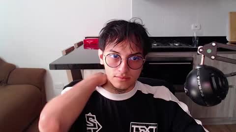 Teo independent model online show from 04/15/26, 03:41