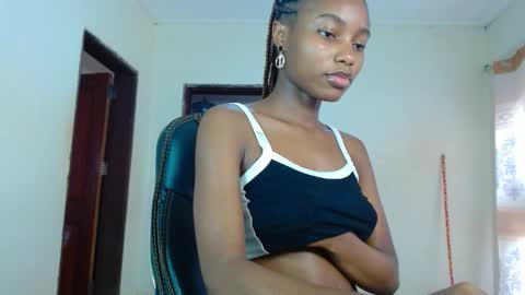 Snapshot of teasequeen01 chatting on 11/09/25, 10:24 queen online show from 11/09/25, 10:24