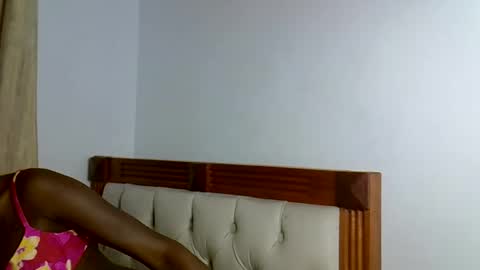 Snapshot of tee_01 chatting on 02/14/26, 01:19 Nicole online show from 02/14/26, 01:19