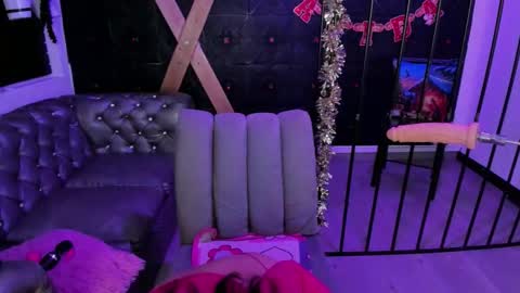 Snapshot of teeennaugthy18 chatting on 12/16/25, 03:22 Tayloor online show from 12/16/25, 03:22