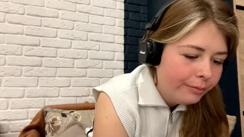 Snapshot of templeholberg chatting on 03/20/26, 06:29 Lana online show from 03/20/26, 06:29