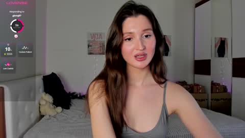 Snapshot of tender_babyy chatting on 12/25/24, 02:23 Sexy girl Li online show from 12/25/24, 02:23