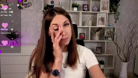 Snapshot of tendermist chatting on 10/22/25, 08:52 Nelly online show from 10/22/25, 08:52