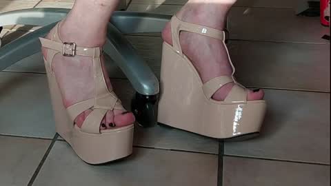 teninchheels online show from 12/02/24, 01:57