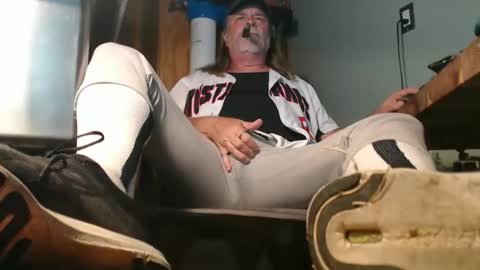 Snapshot of tennredneck chatting on 05/01/26, 12:37 Tennredneck online show from 05/01/26, 12:37