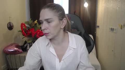 Snapshot of tessadaybreak chatting on 02/19/25, 12:55 tessadaybreak online show from 02/19/25, 12:55