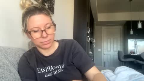 Snapshot of texas_blonde chatting on 01/11/25, 04:25 Daphne Summers online show from 01/11/25, 04:25