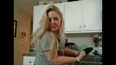 Snapshot of thedancingalien chatting on 11/15/25, 04:47 Kassandra Grant online show from 11/15/25, 04:47