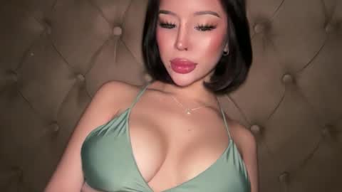 Elle  dont forget to folloW me and thumbs up online show from 03/12/26, 10:54