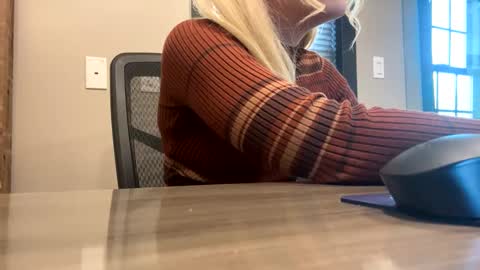 Snapshot of thelittlebambii chatting on 01/08/25, 08:18 Little Bambii online show from 01/08/25, 08:18