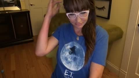 Snapshot of themrsnelson chatting on 10/19/25, 09:43 Cach Nelson online show from 10/19/25, 09:43