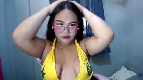 Snapshot of theonly_chin chatting on 06/28/26, 01:33 FRANCINE online show from 06/28/26, 01:33