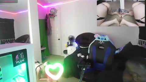 Snapshot of thepluglove chatting on 09/19/25, 10:32 The Plug Love Friends online show from 09/19/25, 10:32