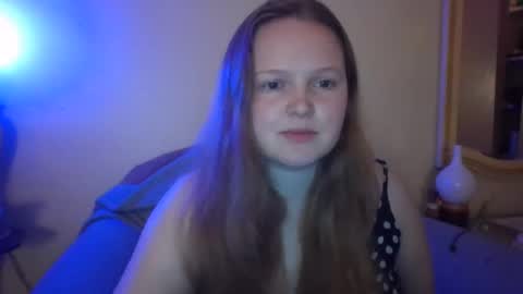 Snapshot of thestrawberrycreme chatting on 12/27/24, 10:16 thestrawberrycreme online show from 12/27/24, 10:16