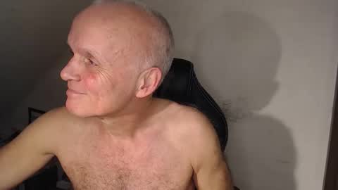 Snapshot of thestrip01 chatting on 12/03/25, 10:46 NudeDJ online show from 12/03/25, 10:46