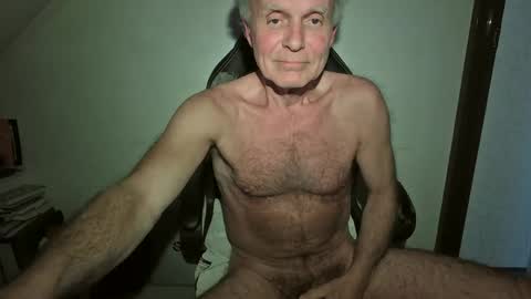 Snapshot of thestrip01 chatting on 04/25/26, 01:25 NudeDJ online show from 04/25/26, 01:25